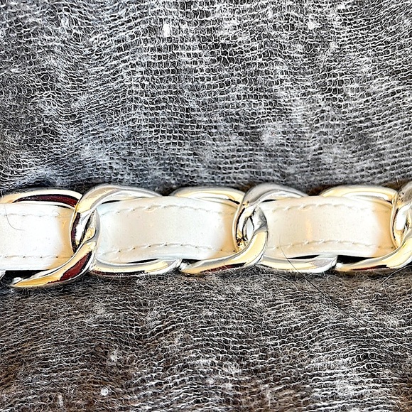 White & silver tone bracelet. Toggle clasp. Great 4 summer! Discount in listing! - Picture 2 of 10